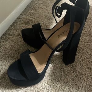 Size 7 black platform heels never worn